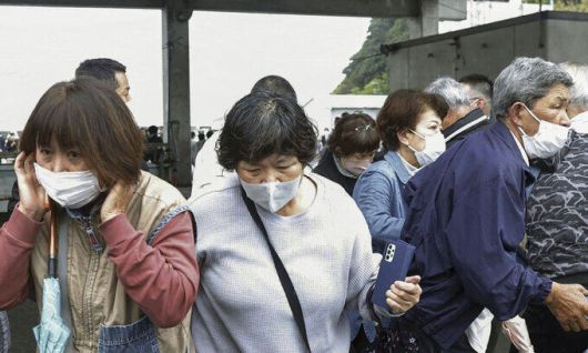 15일 오전 11시 30분께 기시다 후미오 일본 총리가 일본 와카야마(和歌山)현에서 현장 시찰을 마치고 연설을 시작하기 직전 폭발음이 발생, 주민들이 대피하고 있다. AP연합뉴스