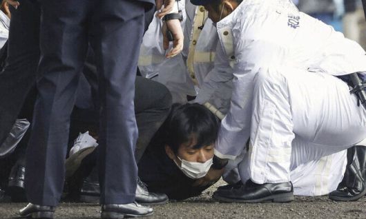 15일 오전 11시 30분께 기시다 후미오 일본 총리가 일본 와카야마(和歌山)현에서 현장 시찰을 마치고 연설을 시작하기 직전 폭발음을 야기시킨 물체를 던진 남성이 체포되고 있다. AP연합뉴스