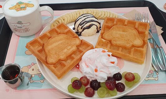 시나모롤 카페의 대표 메뉴인 카페라떼와 와플. 시나모롤 모양의 와플과 라떼 아트가 그냥 먹기엔 아까울 정도로 귀엽다.