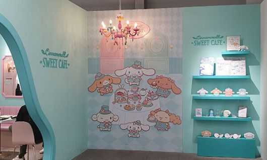 시나모롤 카페 내부에 꾸며진 캐릭터 포토존. 방문객들은 음료가 나오기 전 포토존에서 사진부터 찍는다.
