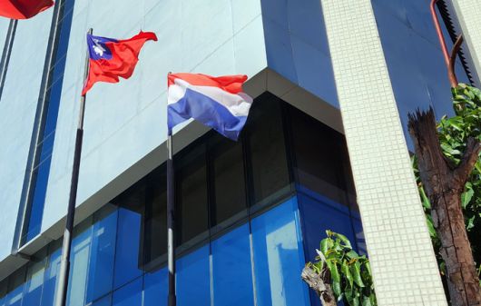 파라과이 아순시온 주파라과이 대만 대사관 앞에 있는 대만과 파라과이 국기가 바람에 흔들리고 있다. 연합뉴스