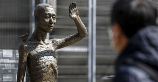 서울 용산구 용산역광장에 세워진 강제동원노동자상 앞에서 한 시민이 동상을 바라보고 있는 모습. 뉴시스