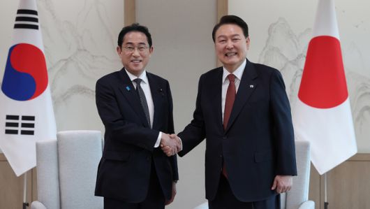 윤석열 대통령(오른쪽)과 기시다 후미오 일본 총리가 7일 서울 용산 대통령실 청사에서 열린 소인수 회담에서 기념촬영을 하고 있다. 대통령실 제공