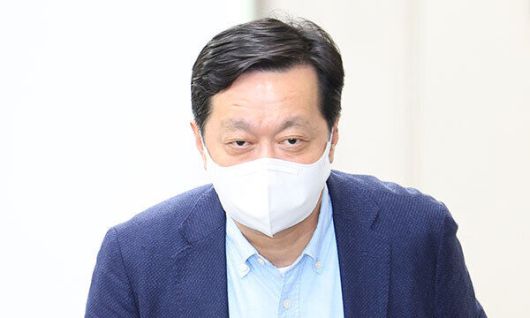정진상 전 더불어민주당 당대표실 정무조정실장이 12일 오전 서울 서초구 서울중앙지법에서 열린 '428억 약속·뇌물' 관련 1심 속행 공판에 출석하기 위해 법정으로 향하고 있다. 연합뉴스
