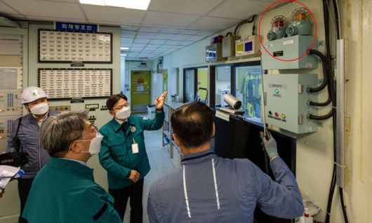 지난 12일 부산 기장군 고리원자력발전소에서 진행된 기상청·원자력안전위원회 원전 지진관측망 합동 현장점검에서 유국희 원안위원장(오른쪽에서 두 번째)과 유희동 기상청장(왼쪽에서 두 번째)이 고리 2호기 주제어실에 설치된 지진경보 경광등(빨간원)을 점검하고 있다. 기상청·원자력안전위원회 제공
