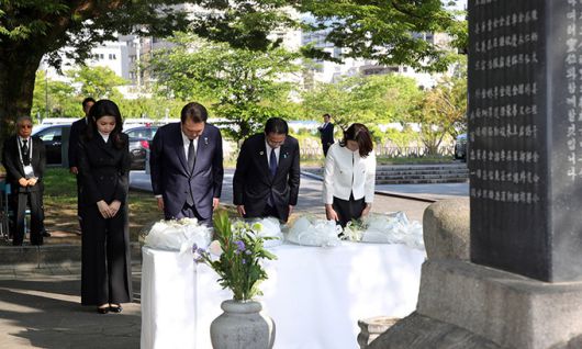 尹·기시다 역사적 참배… 한·일 새 이정표 마련 주요 7개국(G7) 정상회의 참관국 자격으로 일본을 방문한 윤석열 대통령과 부인 김건희 여사, 기시다 후미오 일본 총리와 부인 기시다 유코 여사가 21일 히로시마 평화기념공원 내 한국인 원폭 희생자 위령비 앞에서 고개를 숙여 묵념하고 있다. 한국 대통령의 원폭 피해자 위령비 방문과 한·일 정상의 공동 참배 모두 이번이 처음이다. 히로시마=이재문 기자
