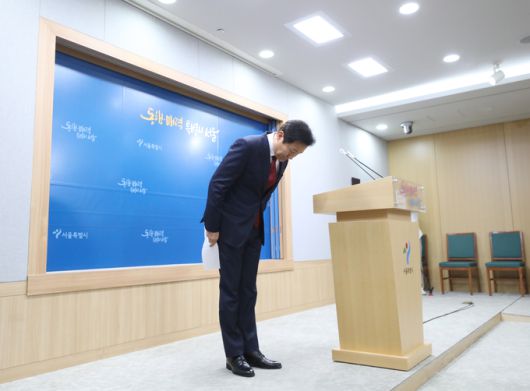 오세훈 서울시장이 31일 오후 서울 중구 서울시청 브리핑실에서 위급재난문자 오발송 관련 입장발표를 마치고 인사하고 있다. 뉴시스