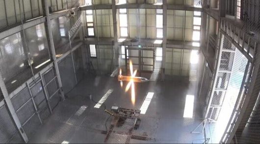 L-SAM 요격탄에 있는 직격비행체가 자세 및 위치제어를 위한 시험을 진행하며 화염을 뿜어내고 있다. 국방부 영상 캡쳐