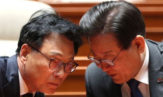 지난 5월 30일 더불어민주당 이재명 대표가 서울 여의도 국회에서 열린 의원총회에서 박광온 원내대표와 대화하고 있다. 뉴시스