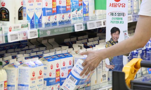 낙농가와 유업계로 구성된 낙농진흥회가 오는 9일 소위원회를 열고 올해 원유 가격 협상을 한다. 최근 사료 가격 인상 등 낙농가의 생산비 인상으로 인해 가격인상은 불가피할 전망이다. 사진은 5일 서울 시내 한 대형마트 우유 매대의 모습. 뉴시스