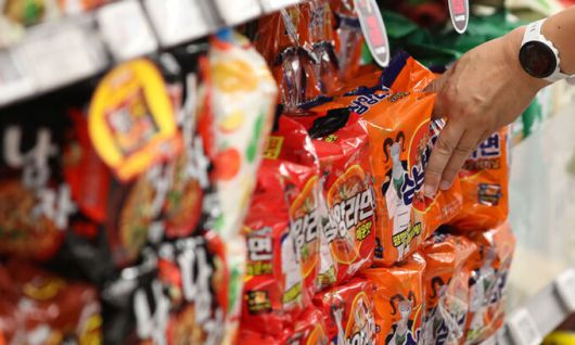 5일 통계청이 발표한 소비자물가동향에 따르면 지난 5월 라면 물가가 2022년 동월 대비 13.1% 상승해 글로벌 금융위기가 있었던 2009년 2월 이후 14년 3개월 만에 최대 상승폭을 기록했다. 사진은 5일 서울 시내 한 대형마트 라면 매대의 모습. 뉴시스