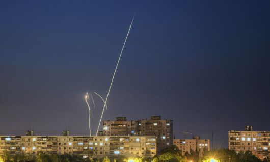 4일(현지시간) 러시아 서남부 벨고로드에서 우크라이나를 향해 발사되는 로켓이 하르키우 지역에서 보인다. 하르키우=AP연합뉴스