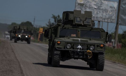 4일(현지시간) 우크라이나 하르키우 지역에서 험비 군용 차량이 우크라이나-러시아 접경지 인근 도로를 달리고 있다. 하르키우=로이터연합뉴스
