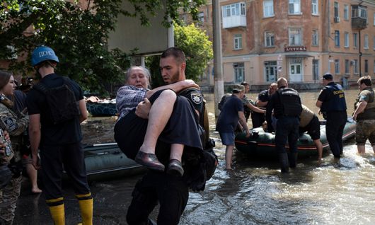 24개 마을 침수… 1만7000여명 대피 우크라이나 헤르손주의 노바 카호우카 댐이 원인불명의 폭발로 붕괴된 가운데 홍수가 발생한 댐 인근 마을에서 6일(현지시간) 한 노인이 구조대원에 안겨 구출되고 있다. 우크라이나 내무부는 이날 댐 붕괴로 주변 24개 마을이 물에 잠겨 1만7000여명이 대피했다고 밝혔다. 헤르손=AP연합뉴스