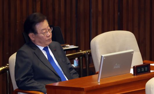 민주당 이재명 대표가 14일 국회 본회의에 참석하고 있다. 연합뉴스