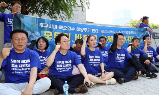 日 원자력규제委에 항의서한 전달 ‘후쿠시마 핵오염수 해양투기 저지 대한민국 국회의원단’이 10일 일본 도쿄 참의원 의원회관 앞에서 일본 시민단체와 함께 오염수 해양투기 반대 집회를 하고 있다. 야당 의원들로 구성된 의원단은 후쿠시마 오염수 방류 반대 의사를 전하기 위해 이날 일본을 방문했다. 앞줄 왼쪽부터 윤재갑·박범계·유정주·이용빈·위성곤 의원.   도쿄=뉴스1