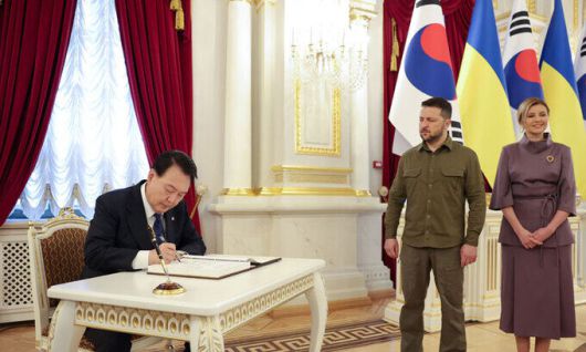 윤석열 대통령이 15일(현지시간) 키이우 마린스키 궁을 방문해 방명록을 작성하고 있다. 대통령실 제공