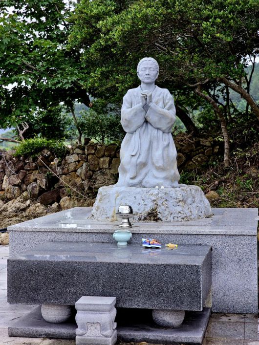 당 할머니 조각상.