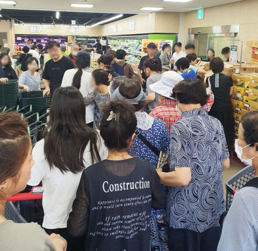 11일 부산 사상구 소재 농협 하나로마트 주례점은 재단장 이벤트로 제철 농·축·수산물 대표 품목을 최대 63% 할인된 ‘박리다매’로 판매한다. 농협유통 제공