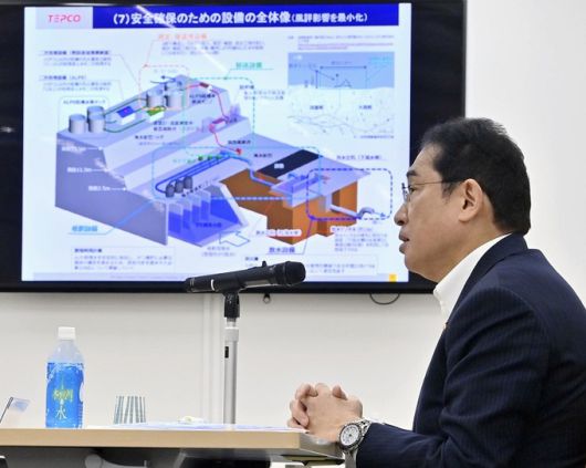 기시다 후미오 일본 총리가 후쿠시마 제1원자력 발전소 오염수(일본 정부 명칭 ‘처리수’) 해양방류를 앞둔 지난 20일 후쿠시마 제1원자력 발전소를 방문해 고바야카와 도모아키 도쿄전력 사장과 면담하고 있다. 후쿠시마 교도=연합뉴스