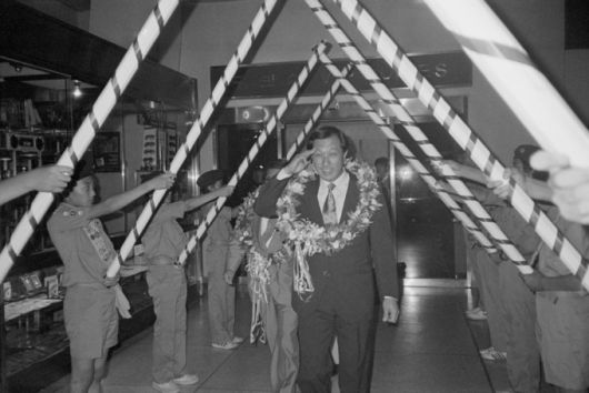 지난 1985년 7월24일 제30차 보이스카우트 세계 총회에 참석한 뒤 귀국한 고인이 김포공항에서 보이스카우트 대원들의 장문례에 경례하고 있다. 연합뉴스