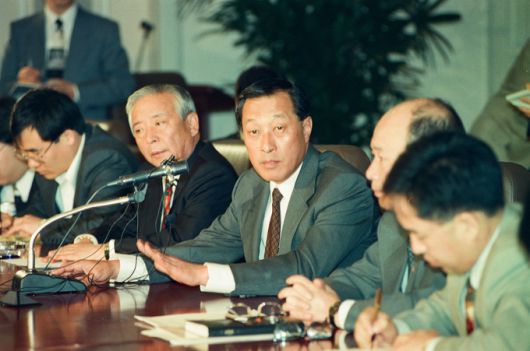 지난 1995년 4월 21일 열린 기자회견에서 정치활동에 전념하기 위해 쌍용회장직을 사임하겠다고 밝히는 김석원 전 쌍용그룹 회장. 연합뉴스