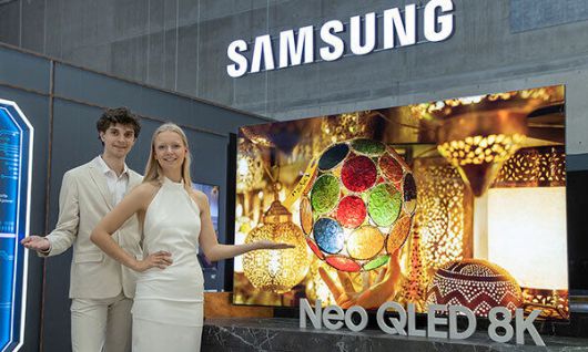 ‘IFA 2023’이 열리는 독일 ‘메세 베를린’ 위치한 삼성전자 전시관에서 삼성전자 모델이 ‘Neo QLED 8K’를 소개하고 있다.    삼성전자 제공