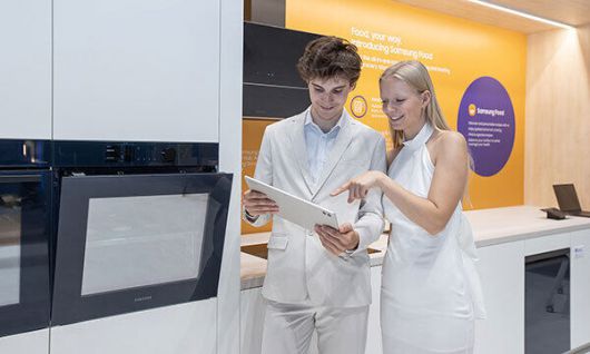 ‘IFA 2023’이 열리는 독일 ‘메세 베를린’ 위치한 삼성전자 전시관에서 삼성전자 모델이 푸드 AI 기반으로 맞춤형 레시피 제공하는 ‘삼성 푸드’ 서비스를 소개하고 있는 모습.    삼성전자 제공