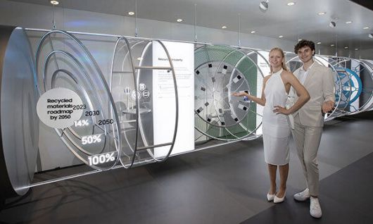 ‘IFA 2023’이 열리는 독일 ‘메세 베를린’ 위치한 삼성전자 전시관 입구에 마련된 지속가능존에서 삼성전자 모델이 재활용 소재를 적용한 다양한 삼성 제품을 소개하고 있다.    삼성전자 제공