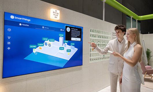 ‘IFA 2023’이 열리는 독일 ‘메세 베를린’ 위치한 삼성전자 전시관에서 삼성전자 모델이 '스마트싱스 에너지 서비스'를 소개하고 있는 모습.     삼성전자 제공