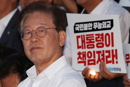 단식 9일째인 이재명 더불어민주당 대표가 8일 저녁 서울 여의도 국회 본청 앞 계단에서 열린 '민주주의 회복 촛불문화제'에 참석하고 있다. 뉴스1