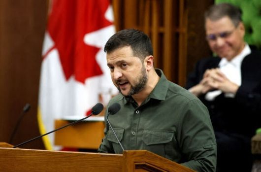 지난 22일(현지시간) 볼로디미르 젤렌스키 우크라이나 대통령이 캐나다 하원에서 연설하고 있다. 오른쪽은 앤서니 로타 하원의장. 로타 의장은 나치 부역자를 하원으로 초청해 기립박수를 받게 한 것에 책임을 지고 최근 사임했다. 로이터연합뉴스