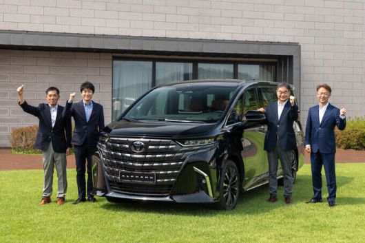 왼쪽부터 카라시마 토모아키 프로젝트 매니저, 스가마 타카히로 개발 담당, 콘야마 마나부 토요타코리아 사장, 요시오카 켄이치 치프 엔지니어. 토요타코리아 제공