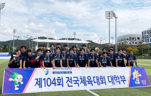 한남대 축구부가 지난 19일 목포국제축구센터에서 열린 ‘제104회 전국체육대회 남자대학부’ 결승전에서 우승컵을 들어올린 후 기념사진을 찍고 있다. 한남대 제공