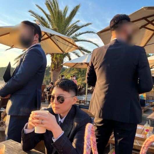 전청조(27·가운데)가 경호원 여럿을 대동하고 과거 제주도를 방문한 사진이 공개됐다.