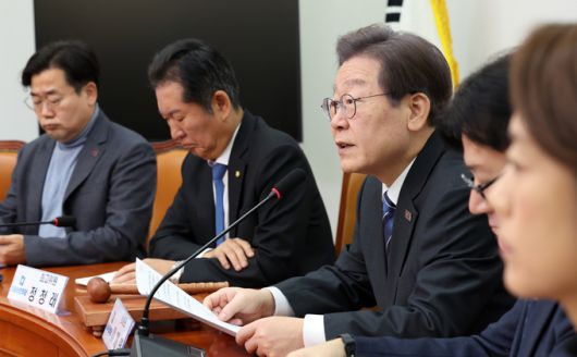 이재명 더불어민주당 대표가 17일 서울 여의도 국회에서 열린 최고위원회의에서 모두발언을 하고 있다. 뉴스1