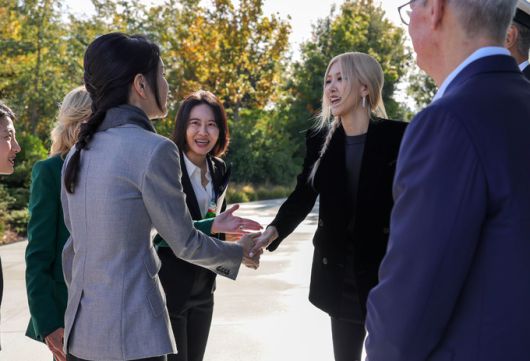 윤석열 대통령 부인 김건희 여사가 17일(현지시간) 쿠퍼티노 애플파크에서 열린 아시아태평양경제협력체(APEC) 공식 배우자 프로그램에서 걸그룹 블랙핑크 로제와 인사하고 있다. 공동취재사진