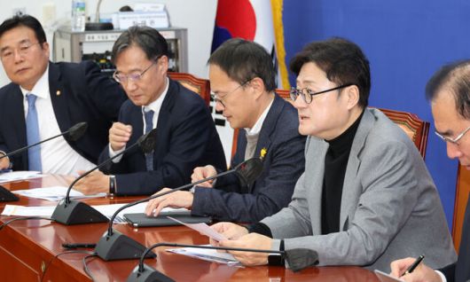 더불어민주당 홍익표 원내대표(오른쪽 두 번째)가 21일 국회에서 열린 원내대책회의에서 발언하고 있다. 홍 원내대표는 이날 “당면한 민생 위기 극복을 위해 먼저 나서도 모자랄 판에, 정부여당은 민생을 위한 예산은 삭감하고 야당이 이를 바로잡는 뒤바뀐 상황이 계속해서 연출되고 있다”고 말했다. 이제원 선임기자