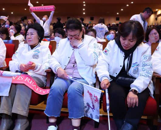 29일 오전 부산 동구 부산시민회관에서 열린 2030부산세계박람회 성공유치 시민 응원전에서 부산의 2030엑스포 유치가 무산되자 시민들이 눈물을 흘리고 있다. 연합