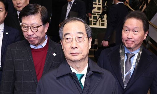 한덕수 국무총리가 28일 오후(현지시간) 프랑스 파리 외곽 팔레 데 콩그레에서 열린 제173차 국제박람회기구(BIE) 총회에서 2030년 세계박람회 개최지 투표 결과 부산이 탈락한 뒤 기자회견을 위해 이동하고 있다. 왼쪽부터 박형준 부산시장, 한 총리, 최태원 대한상의 회장. 파리=연합뉴스