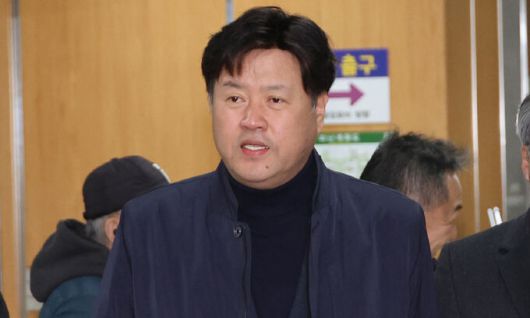 대장동 민간업자들에게서 불법 정치자금과 뇌물을 받은 혐의로 기소된 김용 전 민주연구원 부원장이 지난 11월 30일 서울 서초구 서울중앙지법에서 열린 1심 선고 공판에 출석하고 있다. 연합뉴스