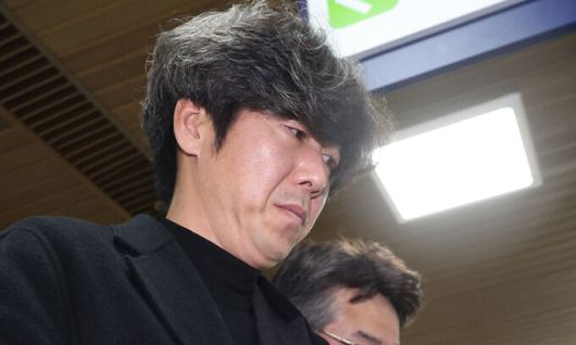 지난 11월 30일 남욱 변호사가 서울 서초구 서울중앙지방법원에서 열린 정치자금법 위반·특정범죄 가중처벌법상 뇌물 혐의 사건 1심 선고 공판을 마치고 나서고 있다. 뉴스1