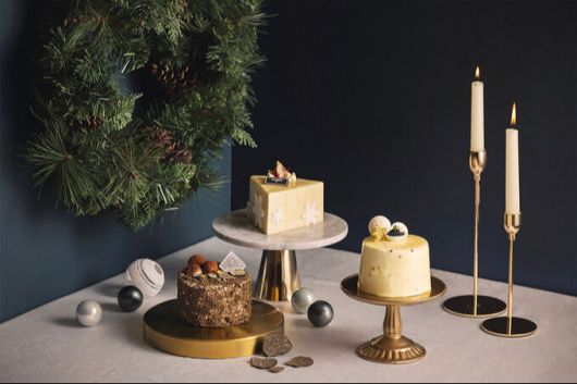 서울드래곤시티의 트러플(왼쪽부터), 푸아그라, 캐비어 케이크.