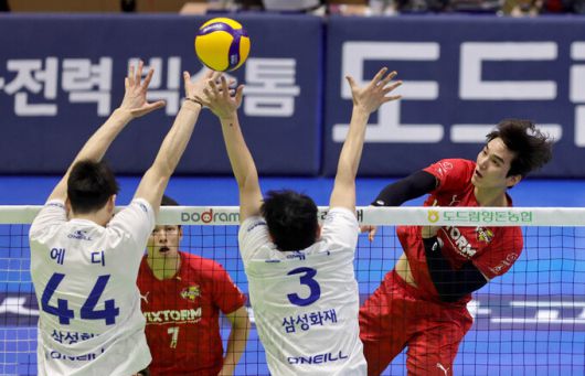 지난달 28일 수원 실내체육관에서 열린 도드람 23-24 V리그 한국전력과 삼성화재 경기, 한전 임성진이 스파이크를 하고 있다.   한국전력 배구단 제공