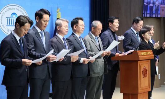 더불어민주당 의원들이 지난 11월 15일 국회 소통관에서 기자회견을 열고 민주당의 ‘위성정당 방지법’ 당론 추진을 촉구하고 있다. 연합뉴스