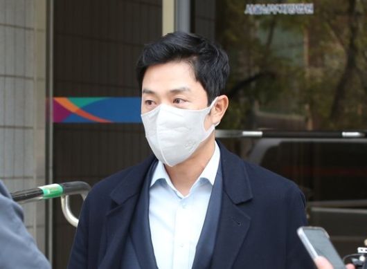 안성현씨가 지난 4월7일 서울남부지법에서 열린 구속 전 피의자 심문(영장실질심사)를 마친 뒤 이동하고 있다. 안씨는 특정 암호화폐 업체로부터 코인 여러 개를 빗썸에 상장시켜달라는 청탁을 받고 수십억원을 받은 혐의(특정범죄가중처벌법상 사기, 배임수재 등)를 받고 있다. 뉴스1