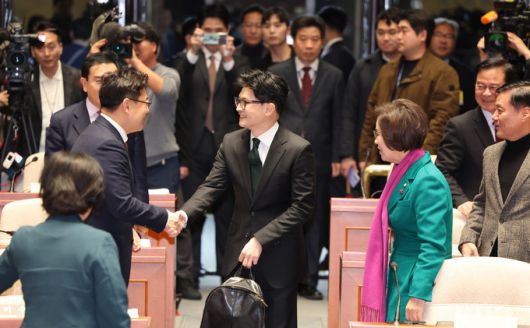 한동훈 법무부 장관이 6일 국회 예결위회의장에서 열린 국민의힘 정책의원총회에서 의원들과 인사하고 있다.