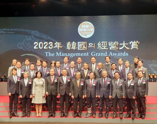 지난 5일 서울 중구 신라호텔에서 열린 ‘2023 한국의경영대상’에서 수상기업 관계자들이 단체사진을 촬영하고 있다.