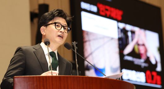 한동훈 법무부 장관이 6일 국회 예결위회의장에서 열린 국민의힘 정책의원총회에서 출입국 이민관리청 신설 방안에 대해 설명하고 있다.