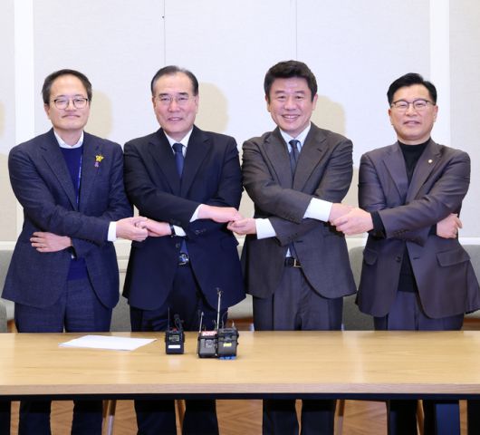 유의동 국민의힘 정책위의장과 이개호 더불어민주당 정책위의장이 6일 오후 서울 여의도 국회에서 열린 여야 2+2 합의체 회의에 참석해 기념촬영을 하고 있다. 왼쪽부터 더불어민주당 박주민 원내수석부대표, 이개호 정책위의장, 국민의힘 유의동 정책위의장, 이양수 원내수석부대표. 뉴시스